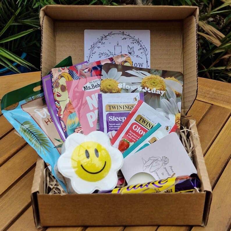 Relax And Glow Pamper Kit Gift Set – Hamper For Her With Face Mask, Candle, Tea & Treats | Birthday, Get Well Soon Etc Free UK Delivery