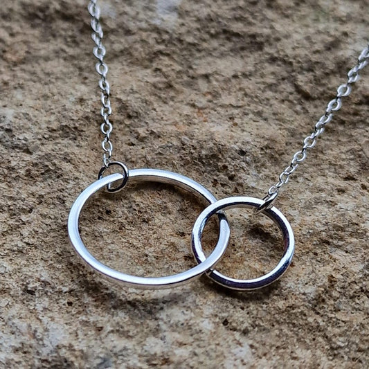 Sterling Silver Interlocking Rings Necklace – Friendship, Family Love Symbolic Infinity Pendant