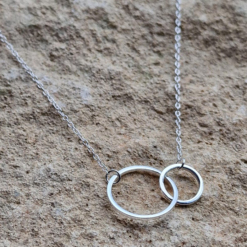 Sterling Silver Interlocking Rings Necklace – Friendship, Family Love Symbolic Infinity Pendant